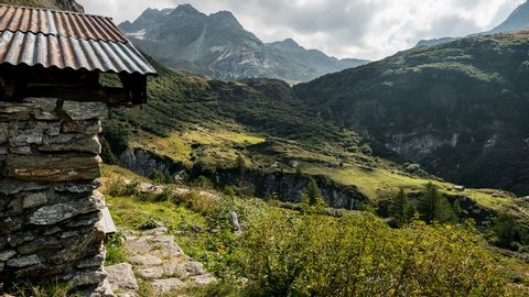 Wegweiser am Schweizer Alpenpässeweg