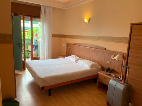 Ein Bett im Hotelzimmer im Hotel Smeraldo in Jesolo. 