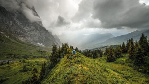 Die Grosse Scheidegg ist ein grüne Ebene umgeben von Berggipfeln.