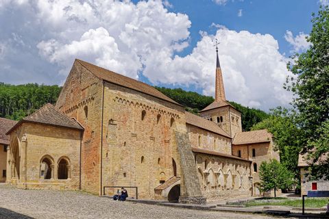 Vue sur l'abbaye de Romainmôtier, Vaud. Vacances à vélo avec Eurotrek.