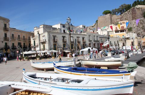 zu Füßen des Ätna liegende Stadt Catania auf Sizilien kennen.