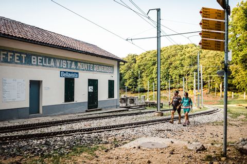 Randonneurs du Monte Generoso à la station intermédiaire de Bella Vista