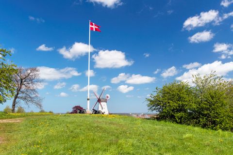 Windmühle und Dänische Flagge in Dybbol