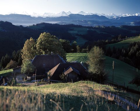 Une petite ferme située au cœur d'une nature calme avec vue sur les Alpes dans l'Emmental, dans le canton de Berne.