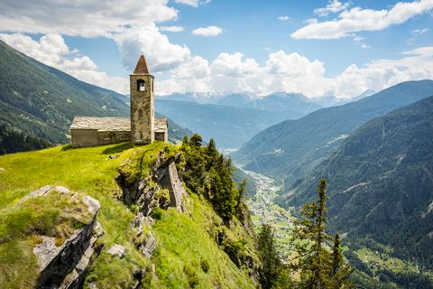 Atemberaubender Ausblick von der Kirche in San Romerio ins Tal. Via Valtellina. Wanderferien mit Eurotrek.