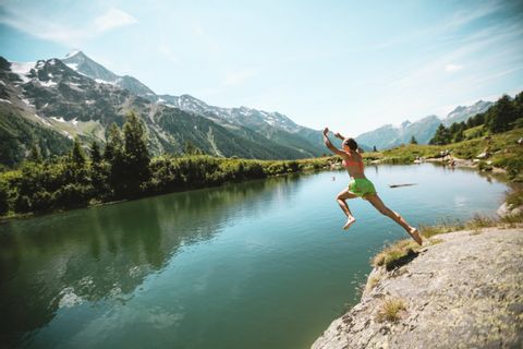 Une femme saute d'une falaise dans le Lac Noir.