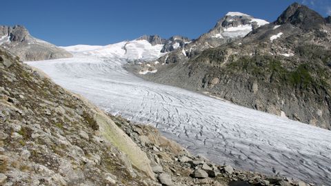 Der Rhonegletscher schlängelt sich mit seinem Eis talabwärts.