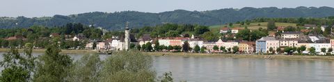 Blick auf Aschach an der Donau. Aktivferien mit Eurotrek.