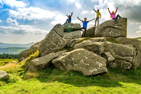 Kinder beim Klettern auf Steinen in Irland