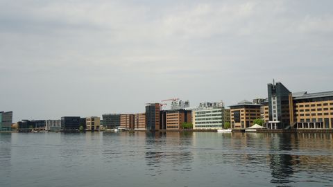 Ein Ufer voller Neubauten in Kopenhagen.