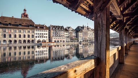 La vue depuis le pont de la Kappel sur les rives de la ville de Lucerne.