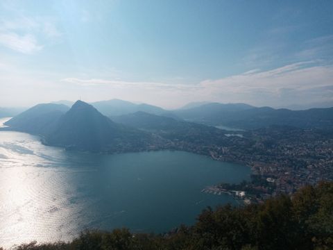 Wunderschöne Sicht auf den Lago di Lugano und die umliegenden Berge.