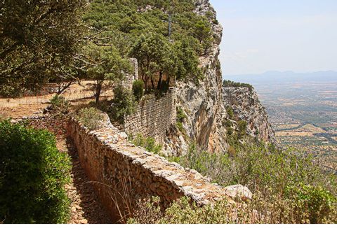 Auf einem Hügel gibt es eine Mauer die zum Castell d'Alaro in Mallorca gehört. 