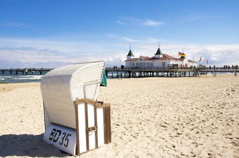 Ein Strandkorb steht vor einem Kaiserbad an der Ostsee in Usedom. 