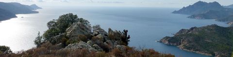 Sicht auf das Meer in Korsika. Aktivferien mit Eurotrek.