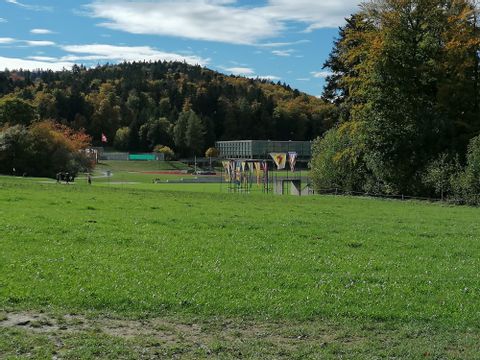 In der Ferne sieht man die Eidgenössische Hochschule für Sport von Bäumen umgeben. 