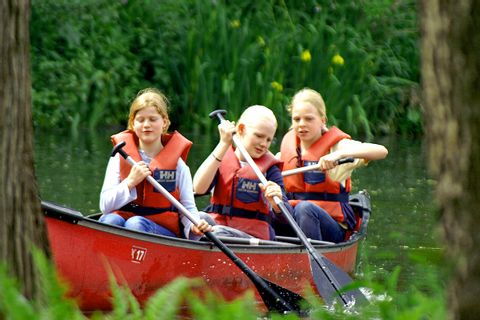 Familie paddelt im Kanu auf der Rur