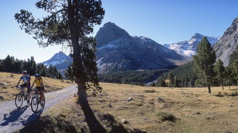 Ein Bergsee schlummert in der unberührten Natur überhalb der Baumgrenze auf der Biketour Graubünden Ost von Eurotrek zwischen Scuol und Teifencastel.