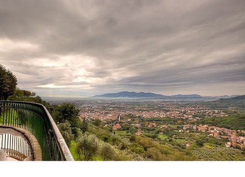 Von einem Aussichtpunkt sieht man auf das Dorf Montecatini in der Toskana. 