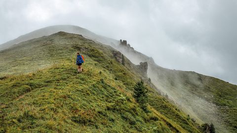 Ein Wanderer auf dem Bergpass im Nebel