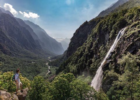 Wanderer bewundert den Wasserfall Foroglio
