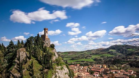 On voit la colline de la petite ville de Brisighella en Italie. 