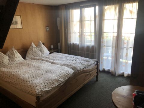 Ein Doppelbett im Hotel Heimat in Wilderswil. 