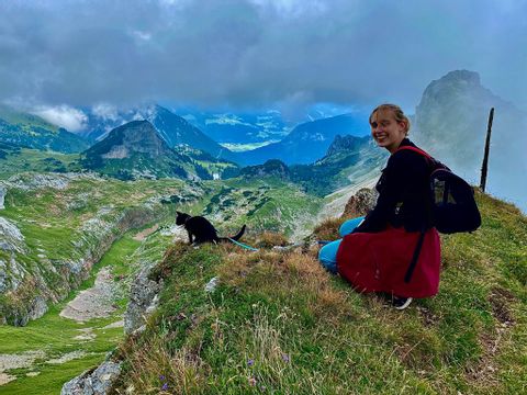 Mélanie, collaboratrice d'Eurotrek, profite du panorama de montagne.