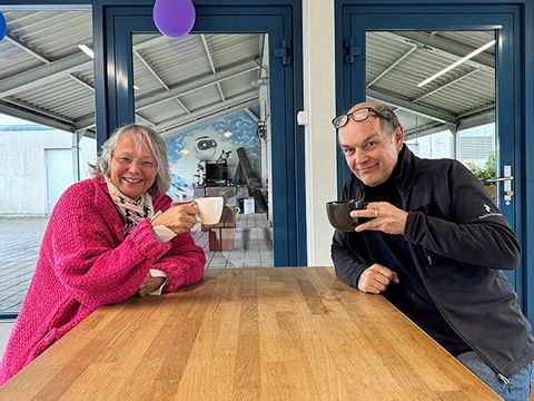 Werner und Priska trinken Kaffee bei Eurotrek. 