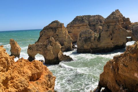 Felsklippen beim Wandern an der Algarveküste