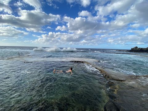 Andrin badet in den Naturpools an der Küste von El Hierro. 