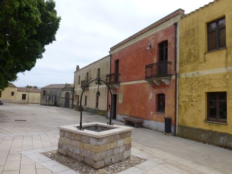 Ein kleiner Brunnen steht inmitten einer verlassenen Stadt auf Sardinien.