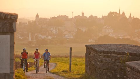 Faire du vélo dans la lumière du coucher de soleil. La route du cœur. Vacances à vélo avec Eurotrek.