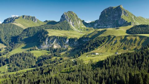 Magnifique panorama dans le parc naturel de Gantrisch. Tour des trois parcs. Vacances de randonnée avec Eurotrek.