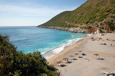 Ein menschenleerer Strand in Albanien.