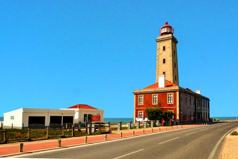 Leuchtturm an der Küstenstraße am Atlantik