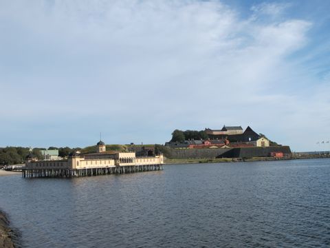 Die Festung Varber in Schweden liegt auf einem kleinen Hügel direkt an der Küste.