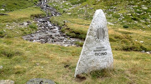 Die Quelle des Ticino Flusses auf dem Vier-Quellen-Weg ist mit einem Stein beschriftet. 