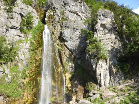 Eurotrek Reise in Albanien einem Wasserfall beim Wandern. 