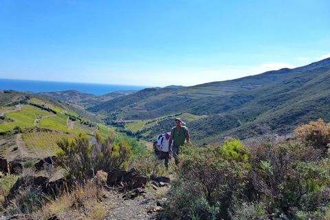 Wanderer ohne Gepäck auf der Wanderreise von Collioure nach Cadaquès