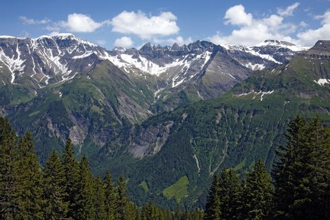 Die Tschingelhörner in den Glarner Alpen thronen weit über das Umland hinaus.