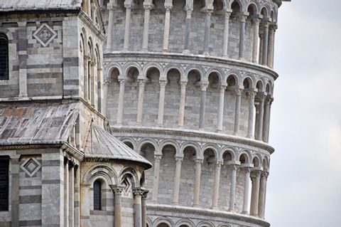 Ein Ausschnitt des schiefen Turms von Pis, der an der Westküste von Italien liegt.