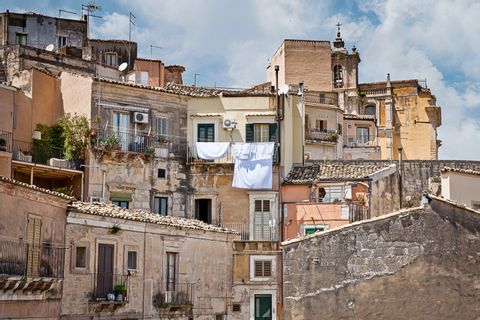 Sizilianische Impression mit Wäsche und Satelitenschüsseln