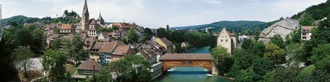 Die Stadt Baden im Aargau mit ihrer Holzbrücke, aus der Vogelperspektive fotografiert.