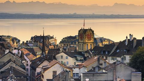 Neuchâtel im orangen lich vom Sonnenuntergang.