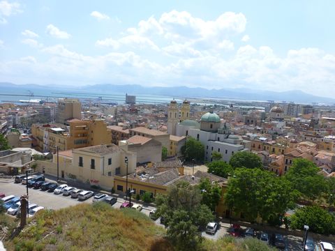 Blick auf eine Ortschaft in Sardinien. Aktivferien mit Eurotrek.