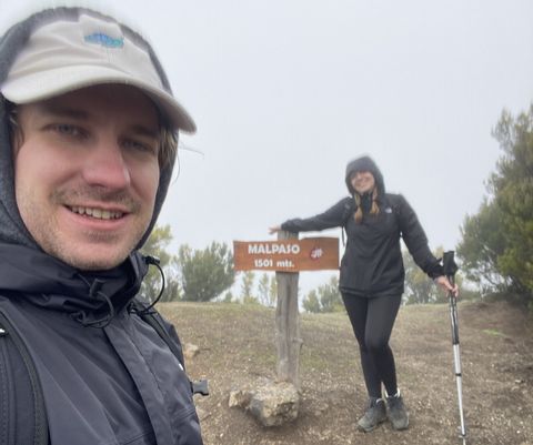 Riana und Andrin machen ein Selfie auf dem Gipfel des Berges auf El Hierro. 