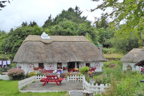 Traditional house at the hiking tour Ireland's Western Way