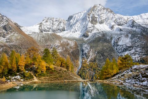 Lac de montagne glacé dans le Val d'Hérens. Eurotrek-Alpin. Vacances de randonnée avec Eurotrek.