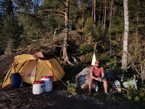 Reto, collaborateur d'Eurotrek, en train de camper dans la forêt.